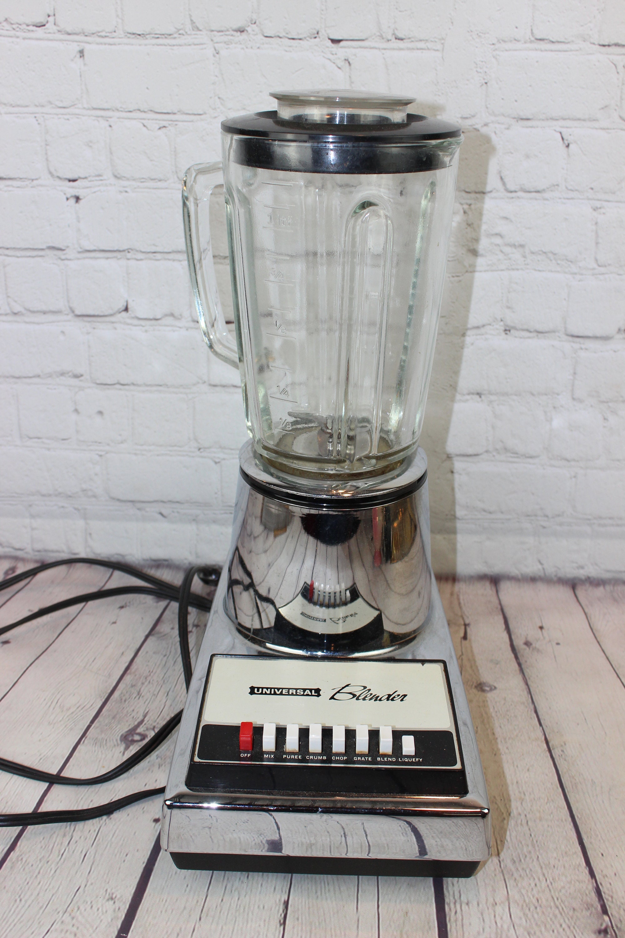 Vintage Universal Blender Electric With Glass Pitcher 5 Cup 40 Ounce  Capacity 