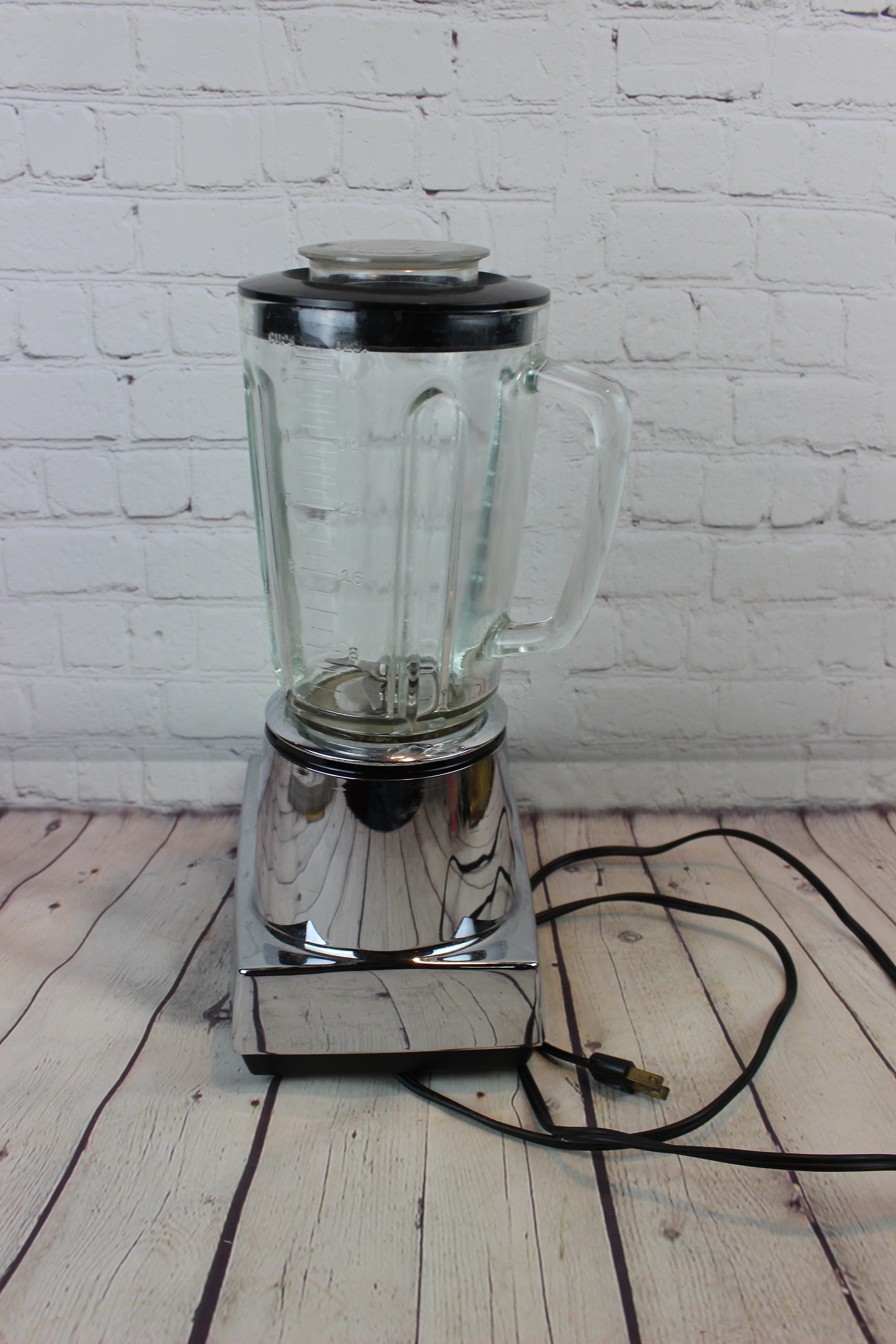 Vintage Universal Blender Electric With Glass Pitcher 5 Cup 
