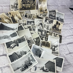 Lot von 39 Vintage 1950 bis 1960 Ära Schwarz-Weiß-Fotografien und Schnappschüsse, zwei davon sind echte Postkarten