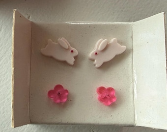 2 Pair of Vintage Avon Springtime Bunny Earrings in Original Box Easter