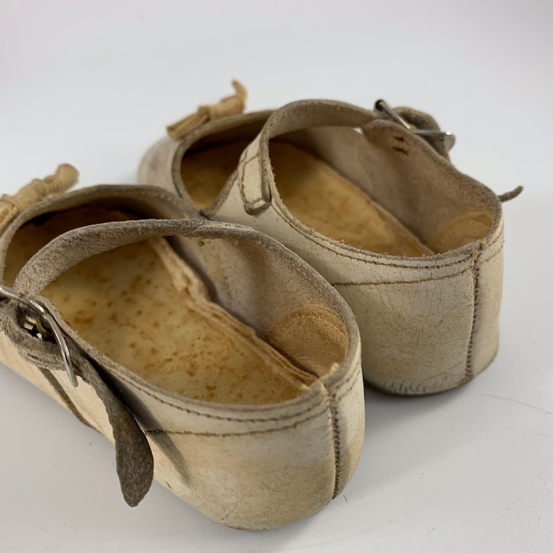 Vintage 1950\u2019s Era Baby Girl Size 1 White Leather or Leather Like Mary Jane Shoes