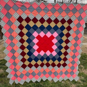 Maskinstickad polyestertopp med dubbelstickning och lapptäcke i vintagestil med motiv från "Resa runt världen"