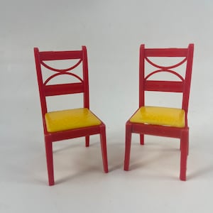 Paire de chaises Renwal vintage rouges et jaunes en plastique, meubles de maison de poupée