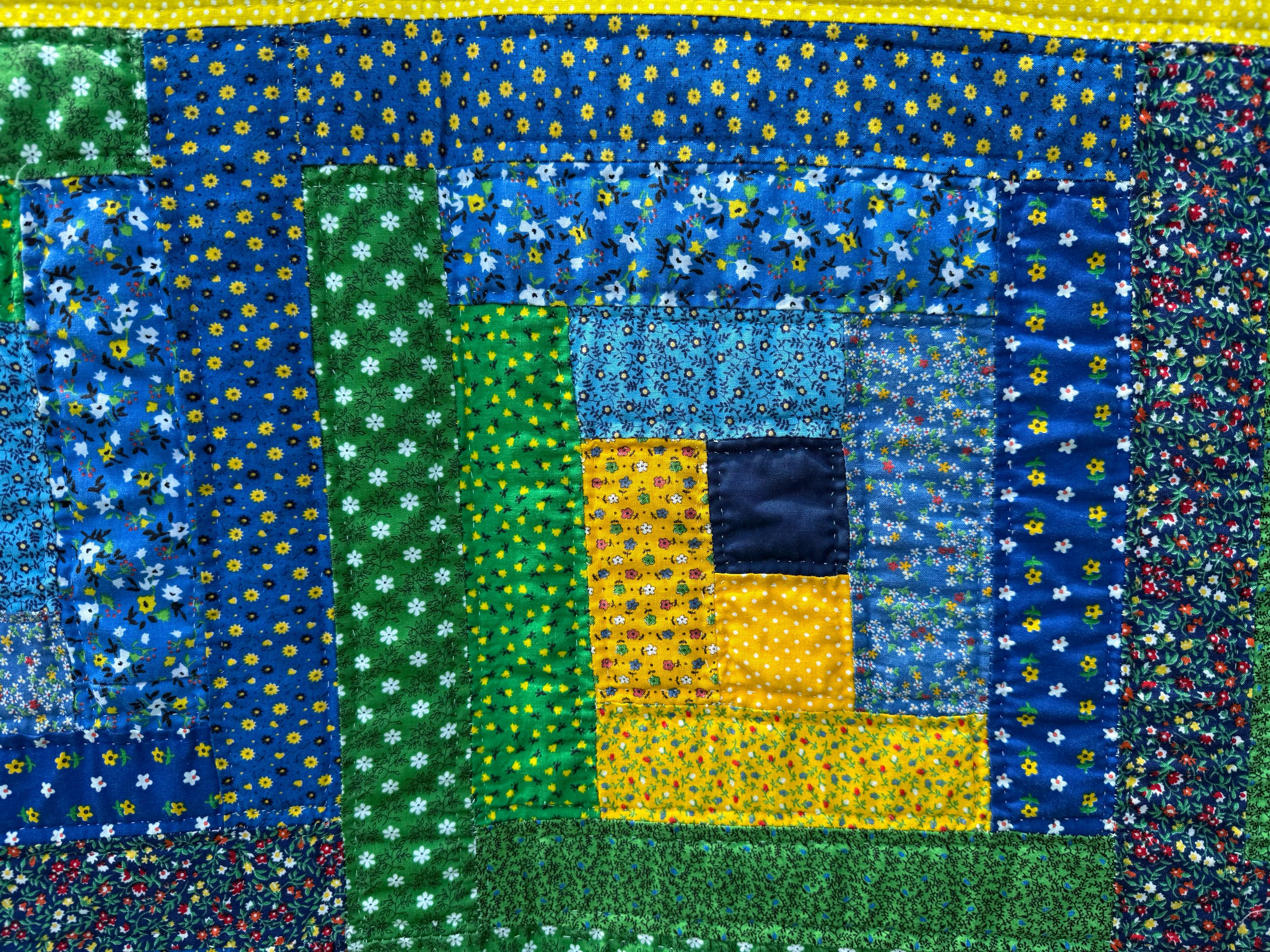 1970年代のヴィンテージ、カラフルなカリコログキャビンキルト、手縫い