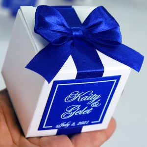 Bonbonnière de mariage élégante, coffret cadeau avec noeud en ruban de satin bleu royal et étiquette personnalisée, lot de 50 boîtes, cadeaux de mariage personnalisés élégants