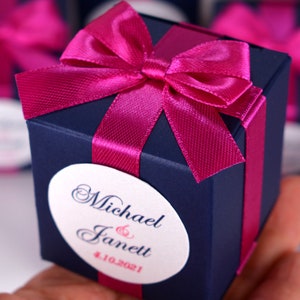 Personalisierte Hochzeit Gastgeschenk Box: Navy & Fuchsia Bonbonniere mit Satinband