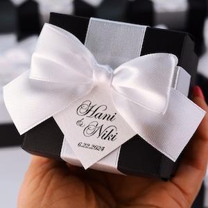 Elegante zwart-witte huwelijkscadeaudoos met satijnen strik en aangepast label, bedankdoosjes, bonbonniere, gepersonaliseerde geschenken en gunsten