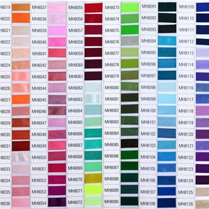 K&ouml;nnte beinhalten: Eine Farbkarte mit 144 verschiedenen Bandfarben, jede Farbe ist mit einem eindeutigen Code gekennzeichnet. Die Farben reichen von Wei&szlig; bis Schwarz und umfassen Farbt&ouml;ne von Rot, Orange, Gelb, Gr&uuml;n, Blau, Lila, Braun und Grau.