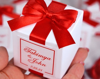 Personalisierte Hochzeits-Bonbonniere: Elegante Geschenkbox mit Satinband