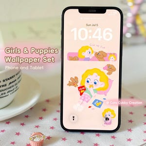 Op de afbeelding: Een smartphone met een digitale achtergrond met een cartoonillustratie van een persoon met geel haar en bruine puppy's op een licht perzikkleurige achtergrond. Het scherm toont de tijd 10:46, de datum Sun Jul 5 en de tekst Give me Five.