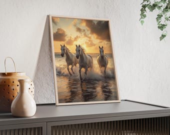 Poster „Weiße Pferde am Strand“ mit Holzrahmen | Wandbild „Sonnenuntergangs-Meereslandschaft“