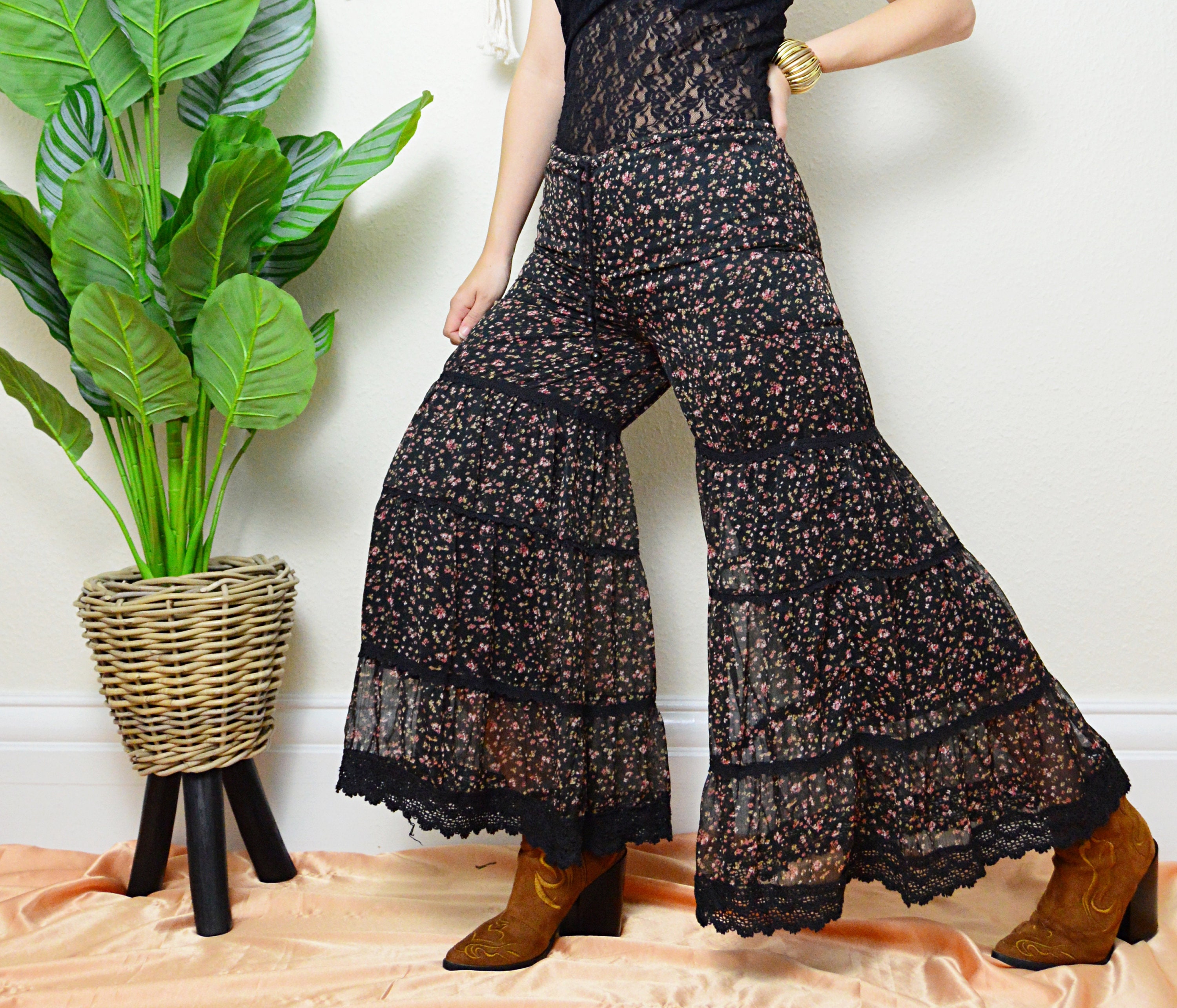 Image of Vintage 's YK Floral Tiered Boho Flared Cropped Trousers - Uk -