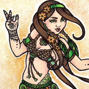 Puede incluir: Una mujer con un traje de danza del vientre verde y dorado con detalles intrincados. Lleva un sujetador verde y marrón con una cadena dorada y una falda verde y dorada con un ribete marrón y verde. Su cabello es largo y castaño, y lleva una diadema verde con detalles dorados.