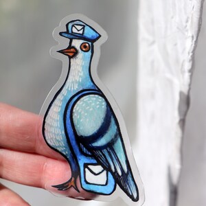 Op de afbeelding: Een gestanste sticker van een blauwe duif met een blauwe postbodepet met een envelopicoon. De vogel heeft een lichtblauw lichaam met donkerblauwe vleugelmarkeringen, een oranje snavel en draagt een blauwe posttas met een envelopsymbool.