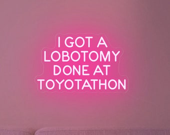 Me hicieron una lobotomía en el letrero de neón del Toyotathon / refranes divertidos letrero de neón LED para pared / decoración de pared con cita de humor / arte de pared sarcástico divertido
