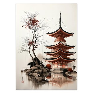 Può includere: Una pagoda a più livelli con tetti arancioni e neri sorge accanto a un albero con foglie rosse sparse su uno sperone roccioso. La struttura si riflette nell'acqua calma, con piccole lanterne in pietra e testo verticale in calligrafia giapponese.