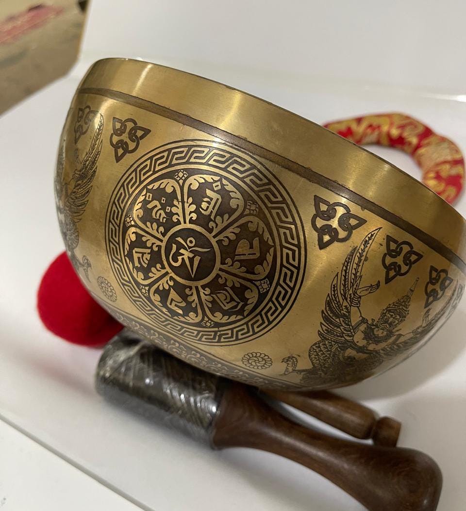 8インチの仏像彫刻シンギングボウル：サウンドヒーリングと瞑想 - Etsy