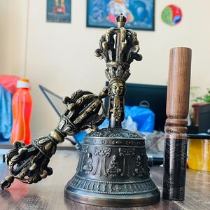 Handgjort tibetanskt Vajra-klockset i 7 metaller – verktyg för buddhistisk meditationsritual