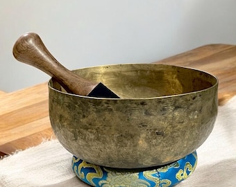 Old Buddhist Real Antique Hand-Beaten Kopre Singing Bowl – High-Quality Tibetan & Himalayan Sound Healing Bowl from Nepal – Truly Deep Tone