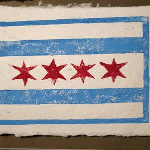 Bandeira de Chicago: Linoprint esculpido à mão em papel feito à mão (tinta à base de água em algodão branco e papel abacá)