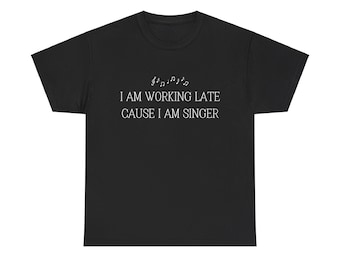 Sabrina Carpenter bekväm t-shirt med texten "Jag jobbar sent för att jag är sångerska", trendig, present till vänner