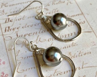 Hoop earrings with pearl | Bridal earrings | Pearl and silver earrings | Gift for her from Red Moon Jewelry