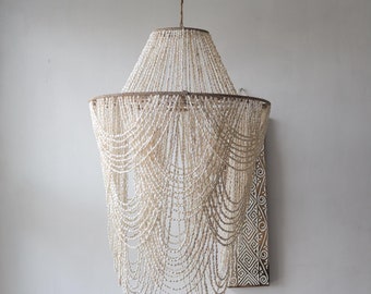 Lampadario con perline a forma di conchiglia, lampadario con perline a forma di conchiglia bianca, lampadario a forma di conchiglia naturale, grande lampadario a forma di conchiglia Bali