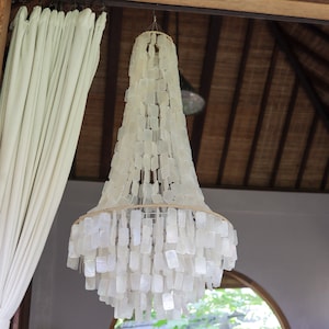 Lámpara de araña de concha de Capiz natural: decoración para el hogar hecha a mano con conchas marinas de Bali, diseño en forma de lágrima.