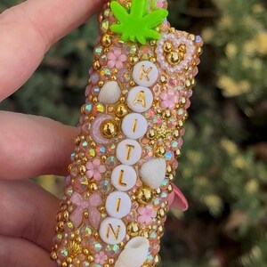 Niestandardowy, olśniewający pokrowiec na zapalniczkę | Ręcznie robione etui na zawieszki z błyszczących śmieci Gold Pearls