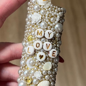 Niestandardowy, olśniewający pokrowiec na zapalniczkę | Ręcznie robione etui na zawieszki z błyszczących śmieci White Pearls