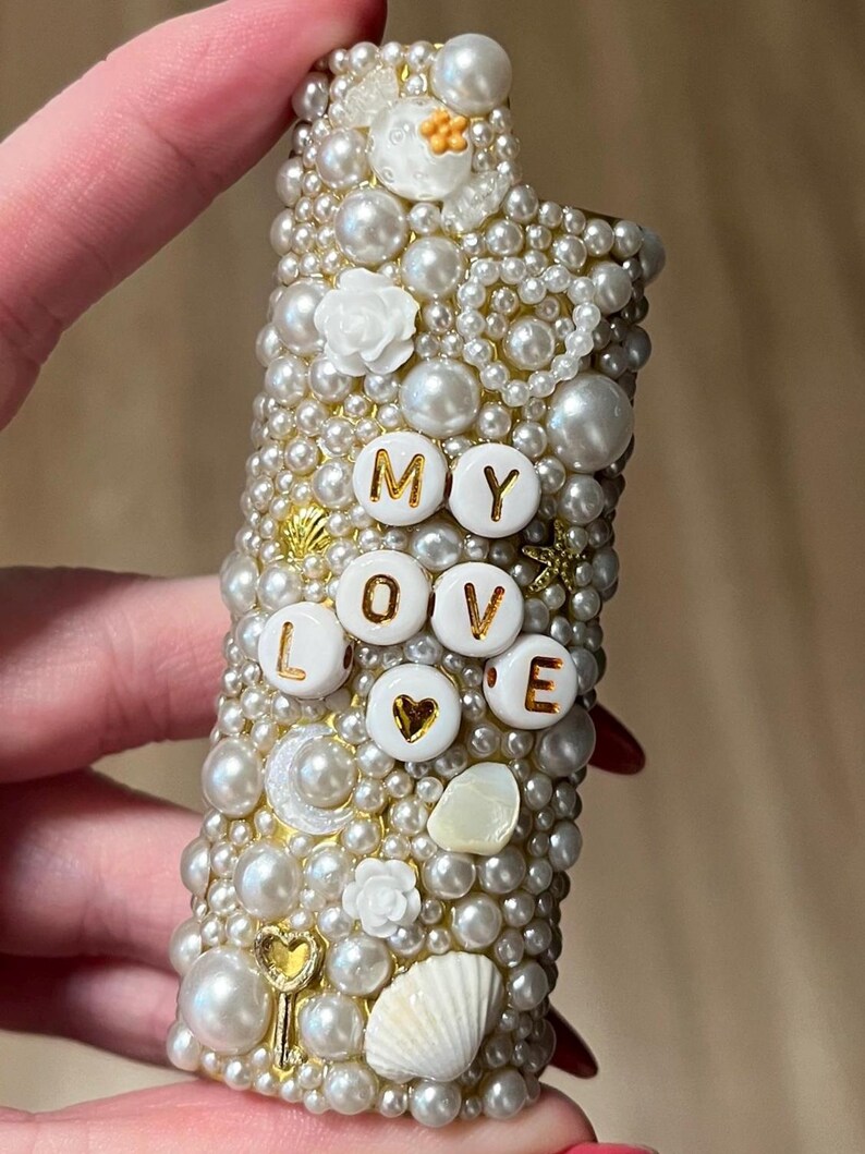 Niestandardowy, olśniewający pokrowiec na zapalniczkę | Ręcznie robione etui na zawieszki z błyszczących śmieci White Pearls
