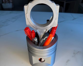 Portalápices con diseño de pistón de motor, organizador de escritorio para amantes de los coches, mecánicos, decoración de deportes de motor, vaso para lápices PLA plateado, regalo para garaje y oficina.