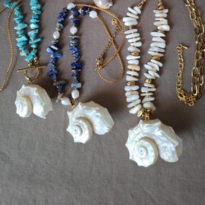 Collana trendy con conchiglia Delphinula. Stile boho. Collana con pendente. Realizzata a mano in Francia. Madreperla e pietre naturali.