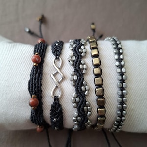 Pulseras para hombre en micromacramé y cuentas. Pulsera negra y gris para hombre. Pulsera ajustable. Regalo para hombre. Joyería para hombre.