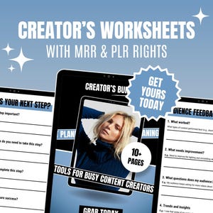 Puede incluir: Una maqueta de producto digital con el texto "Creator's Worksheets with MRR & PLR Rights" y "Get Yours Today". La imagen muestra una hoja de cálculo titulada "What's Your Next Step?" con cuatro preguntas y una hoja de cálculo titulada "Audience Feedback Tracker" con cuatro preguntas. La imagen también muestra una hoja de cálculo titulada "Creator's Bundle" con el texto "Tools for Busy Content Creators" y "10+ Pages".