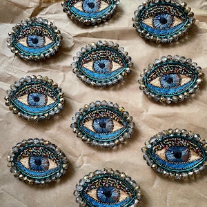 Broche oeil bleu perlée, épingle brodée mauvais œil, grande broche brillante, épingle à chapeau, broche faite main en feutre