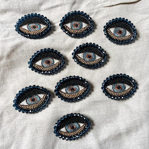 Broche oeil bleu perlée, épingle brodée mauvais œil, grande broche brillante, épingle à chapeau, broche faite main en feutre