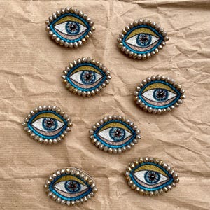 Broche oeil bleu perlée, épingle mauvais oeil brodée pour vêtements, épingle à chapeau, broche perlée pour veste