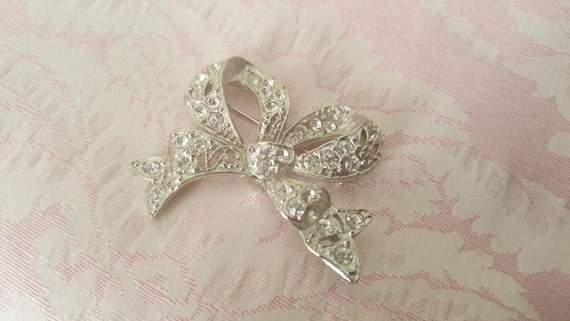 Beautiful Art Deco Rhinestone Bow Brooch - image 2