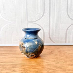 ヴィンテージのスタジオ陶器製、青釉薬のかかった小さな炻器の花瓶