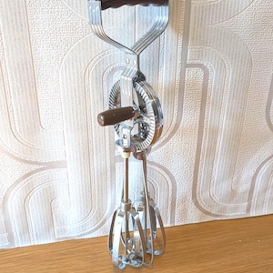 Prestige 1960s egg beater, good working condition, stainless steel blades