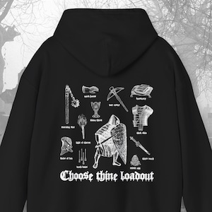 Op de afbeelding: Zwart hoodie met een witte afbeelding van een middeleeuwse ridder en verschillende wapens. De tekst "Choose thine loadout" is onder de afbeelding gedrukt.