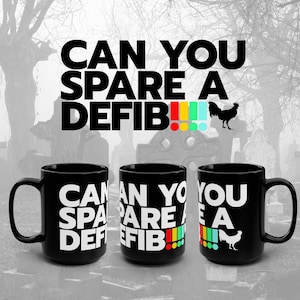 Puede incluir: Tres tazas de café negras con el texto blanco "CAN YOU SPARE A DEFIB!". Cada taza tiene una disposición diferente del texto. Una silueta de gallo está en una taza. Las tazas están etiquetadas como "OPCIÓN D".