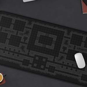 Dungeon Crawler Schreibtischmatte Spiel Master Mauspad Dungeon Map Tischmatte Nerdy Geschenk Table Top RPG Schreibtischdekoration Dungeon Kartographie DM Terrain Map