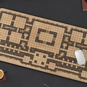 Dungeon Crawler Schreibtischmatte Spiel Master Mauspad Dungeon Map Tischmatte Nerdy Geschenk Table Top RPG Schreibtischdekoration Dungeon Kartographie DM Terrain Map