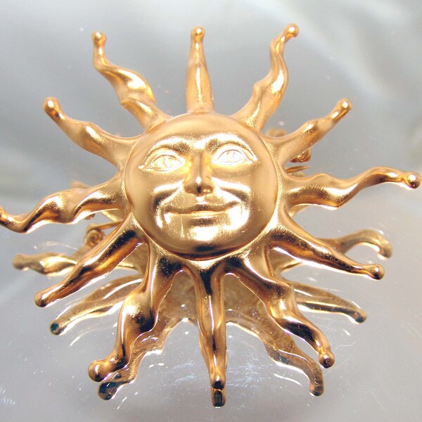 Vintage happy smiling Mr. Sun Brooch with the Mona Lisa smile