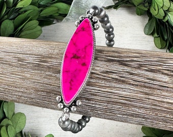 Western fuchsia pendant stretch bracelet, Navajo pearl beaded bracelet, western burnished silver bead bracelet