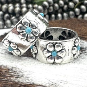 Turquoise daisy western stone sized ring, daisy stone western band ring, burnished silver western flower ring