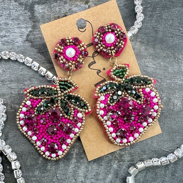 Fuchsia STRAWBERRY bead earrings, seed beaded strawberry earrings, pink seed bead dangle earrings, strawberry earrings