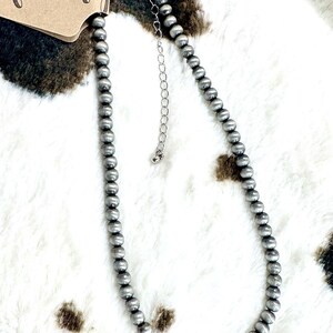 16” Navajo pearl style 6mm bead necklace, western pearls, western beads, western layering necklace, matte silver beads Bild 4